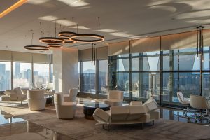 暖色調(diào)現(xiàn)代輕奢風(fēng)辦公室裝修設(shè)計(jì)暖白色會(huì)客洽談區(qū)效果圖