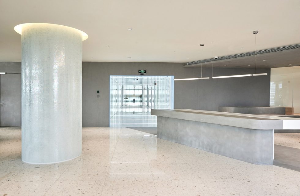 暖色黑白灰極簡風辦公室裝修設計白色馬賽克圓柱 暖色黑白灰極簡風辦公室裝修設計白色馬賽克圓柱