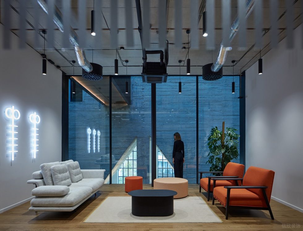 深色工業風辦公室裝修設計暖色調會客接待室