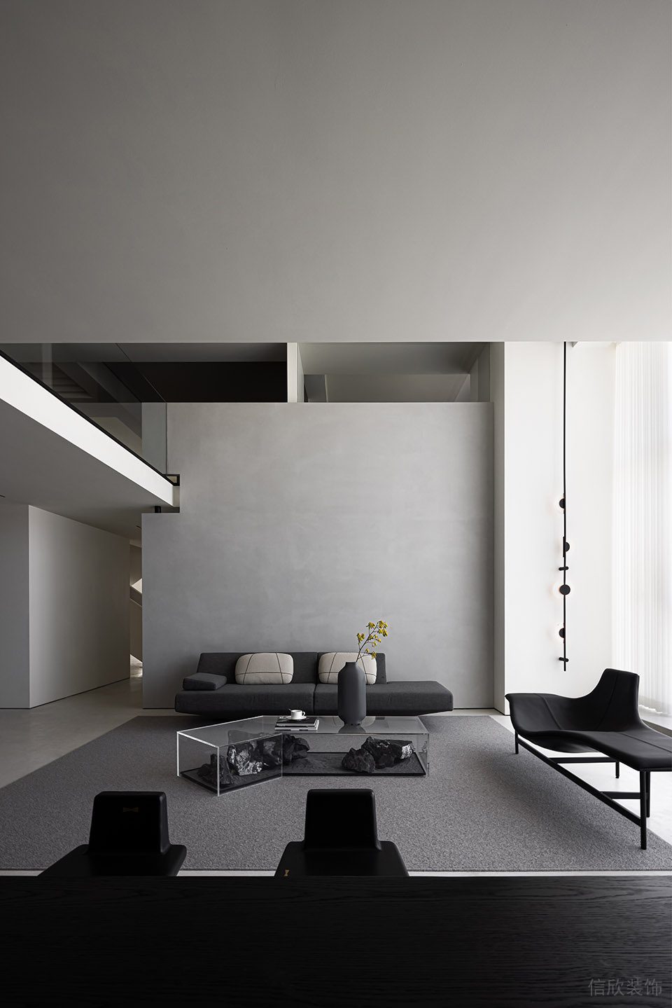 黑白灰抽象極簡風辦公室裝修設計深灰色藝術沙發組合 黑白灰抽象極簡風辦公室裝修設計深灰色藝術沙發組合