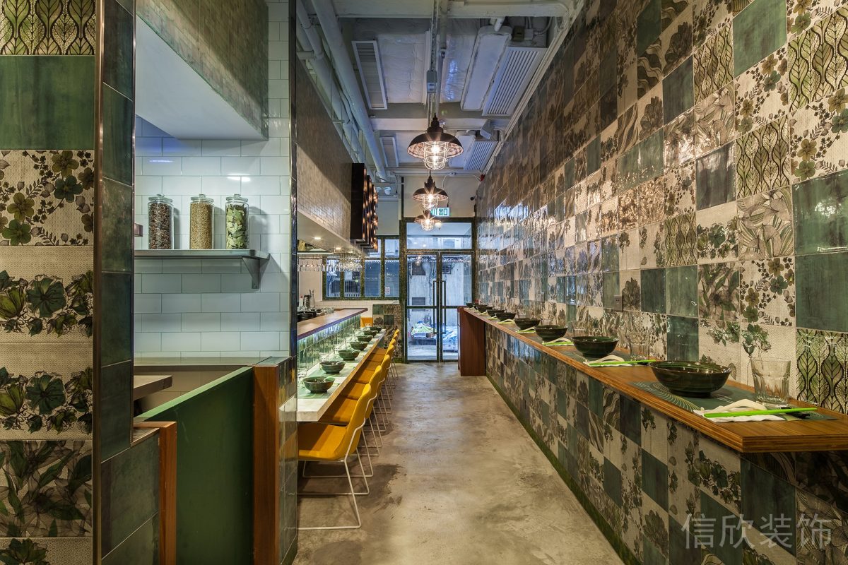 深圳龍崗坂田綠色面佬到面館長條形過道就餐區(qū)域裝修設(shè)計(jì)