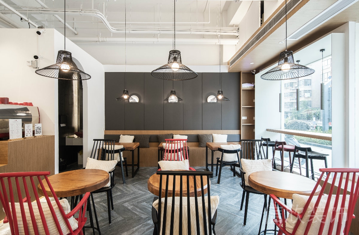 深圳羅湖國貿面包店地面魚骨紋防滑木紋地磚裝修設計