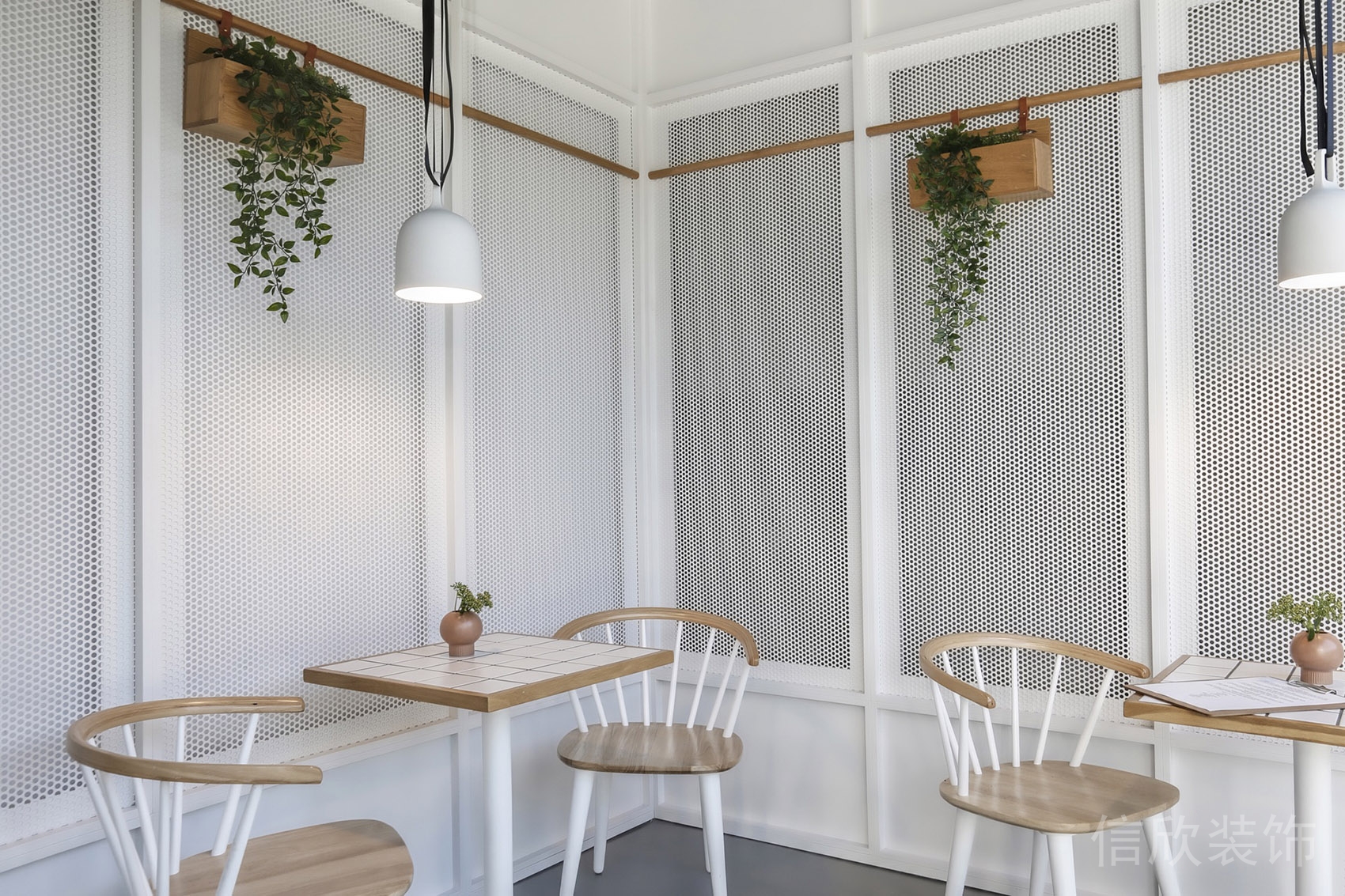 深圳羅湖水貝面包店墻面白色穿孔板裝修設(shè)計