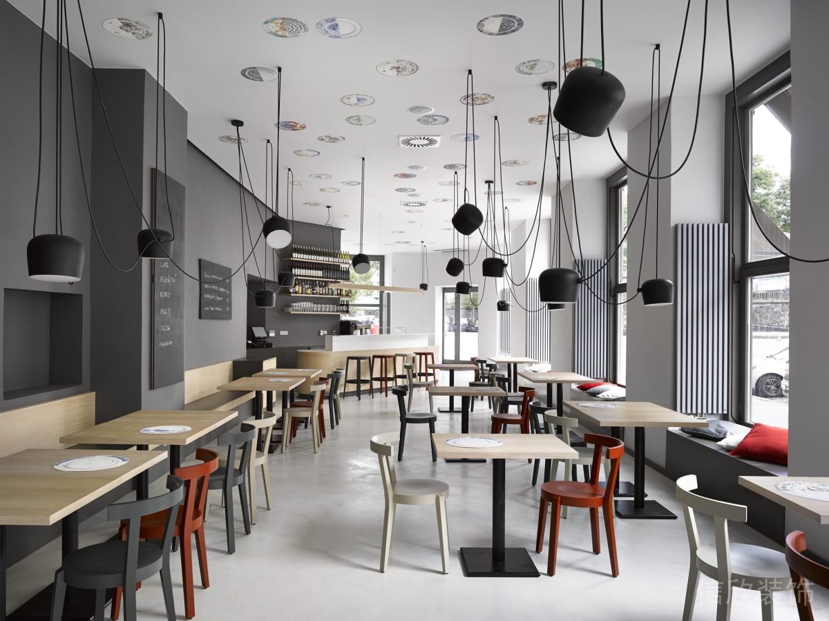 深圳南山區(qū)前海面包店餐區(qū)彩色餐桌椅裝修設(shè)計