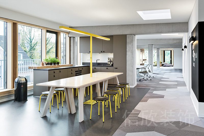 深圳鹽田港工業(yè)大廈中小型工作室現(xiàn)代商務裝修設計多人討論休息進餐區(qū)