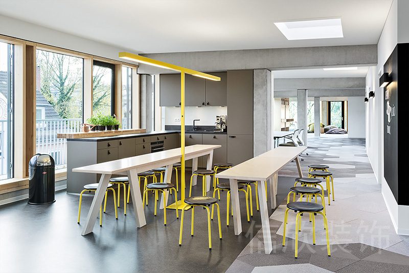 深圳鹽田港工業(yè)大廈中小型工作室現(xiàn)代商務裝修設計多人討論休息木材桌面展開式