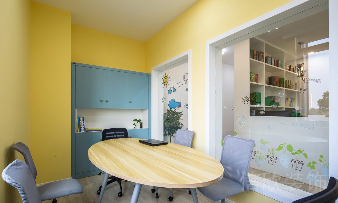 深圳嘉里中心愛未母語語言培訓(xùn)機(jī)構(gòu)小組討論教室大落地玻璃窗彩色油漆墻面多功能教室