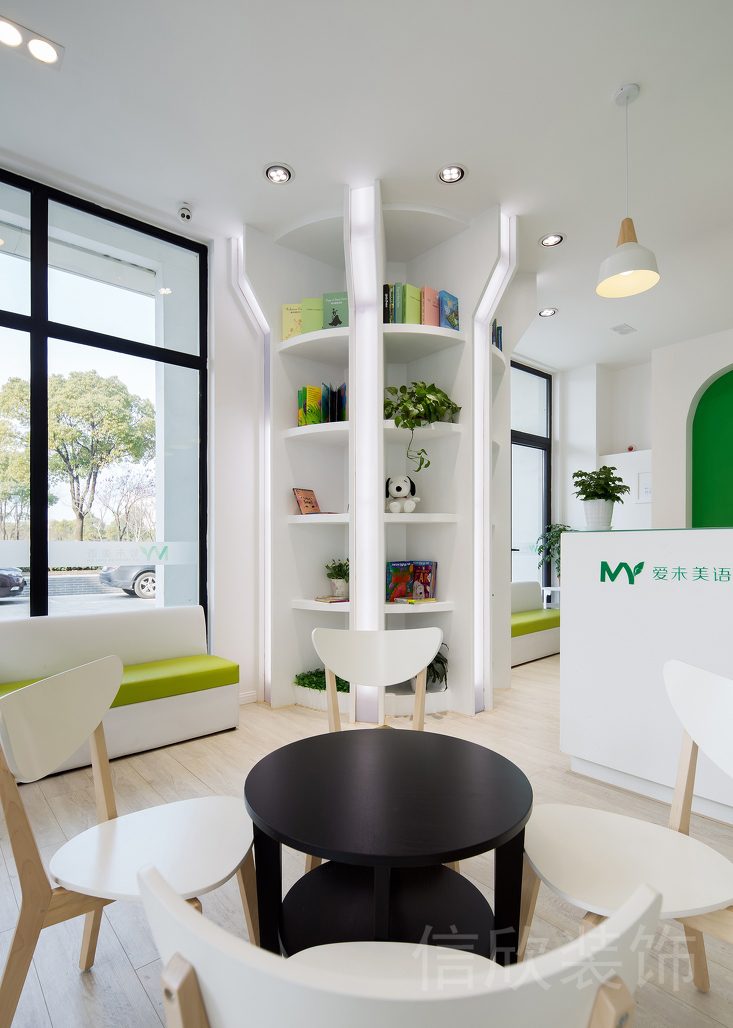 羅湖區(qū)羅湖口岸嘉里中心愛未母語語言培訓(xùn)機(jī)構(gòu)一樓大廳墻柱多功能儲(chǔ)存柜五層設(shè)計(jì)柜