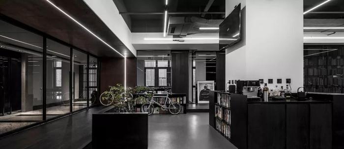 暗黑現(xiàn)代風(fēng)辦公空間過(guò)道柜體裝修設(shè)計(jì)