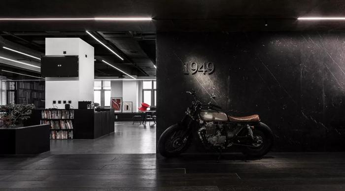 暗黑現(xiàn)代風(fēng)辦公空間過(guò)道黑色石材背景墻裝修設(shè)計(jì)