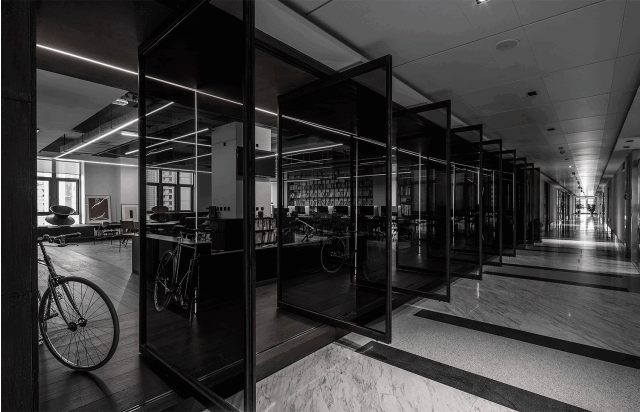 暗黑現(xiàn)代風(fēng)辦公空間過(guò)道裝修設(shè)計(jì)