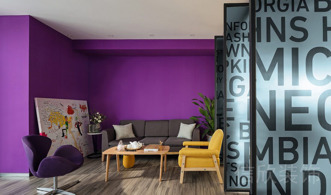 羅湖區(qū)筍崗寶能中心大廈工作室KB青少年培訓(xùn)中心洽談室紫黃撞色字母裝修設(shè)計(jì)
