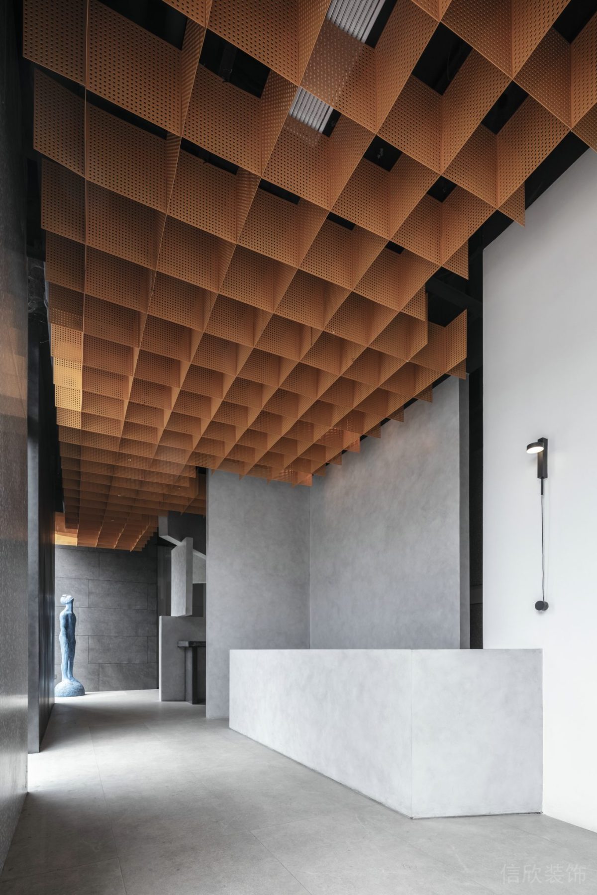 蜂窩式網(wǎng)狀格紋設(shè)計(jì)灰墻過道