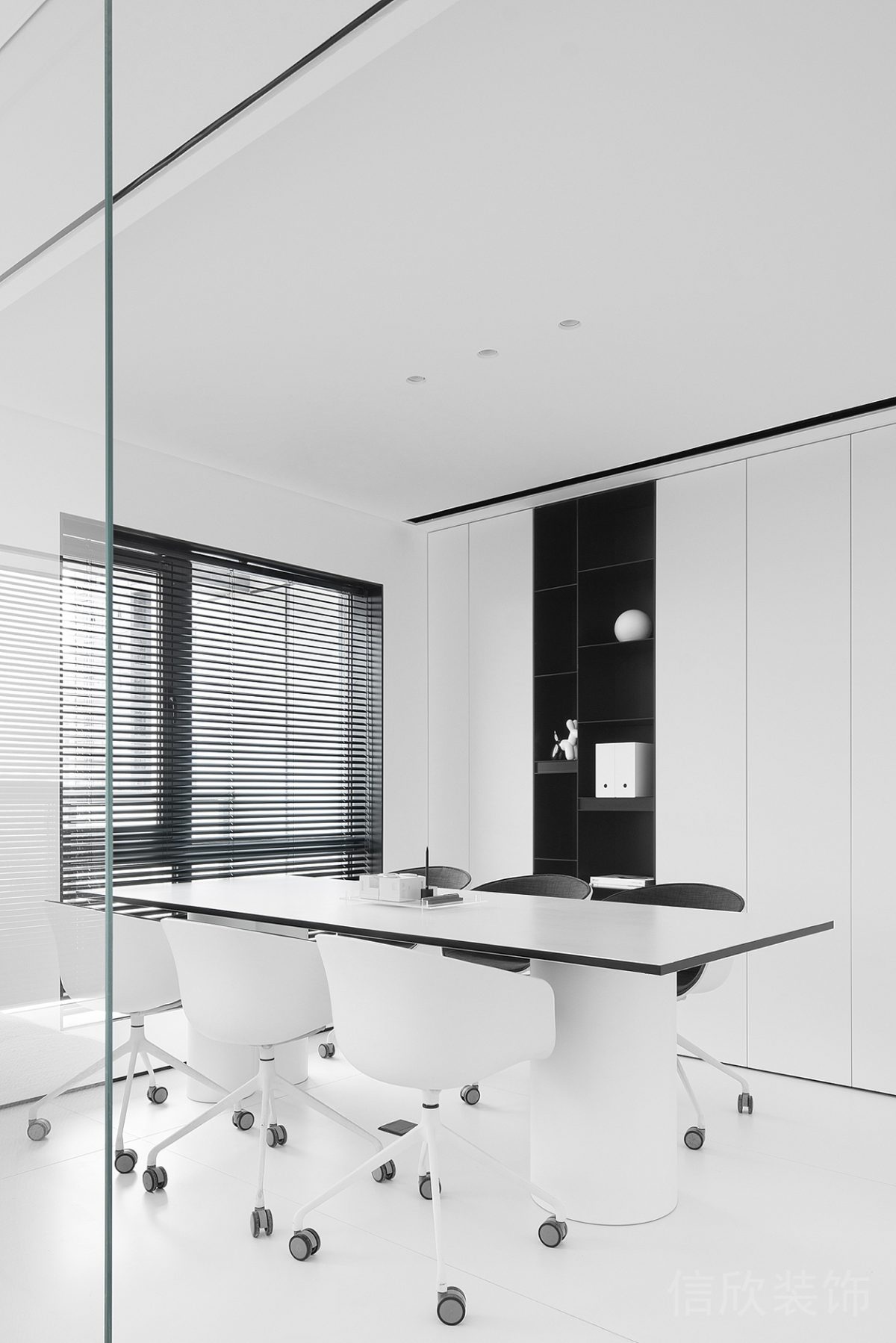 黑白極簡(jiǎn)風(fēng)辦公空間會(huì)議室裝修設(shè)計(jì)