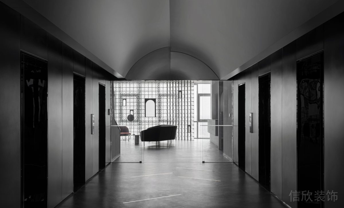 灰白素雅現(xiàn)代風(fēng)格辦公空間黑色電梯廳裝修設(shè)計