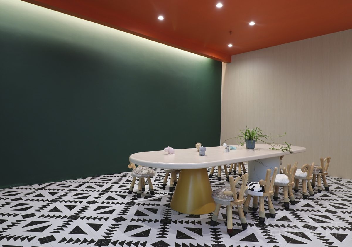 理想時(shí)代大廈同心游泳館裝修設(shè)計(jì)休息室極簡(jiǎn)桌椅