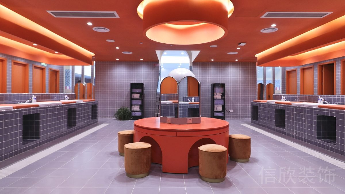 深圳市龍華區(qū)理想時(shí)代大廈同心游泳館裝修設(shè)計(jì)沐浴廁所圓形強(qiáng)調(diào)色木桌隱藏式桌椅