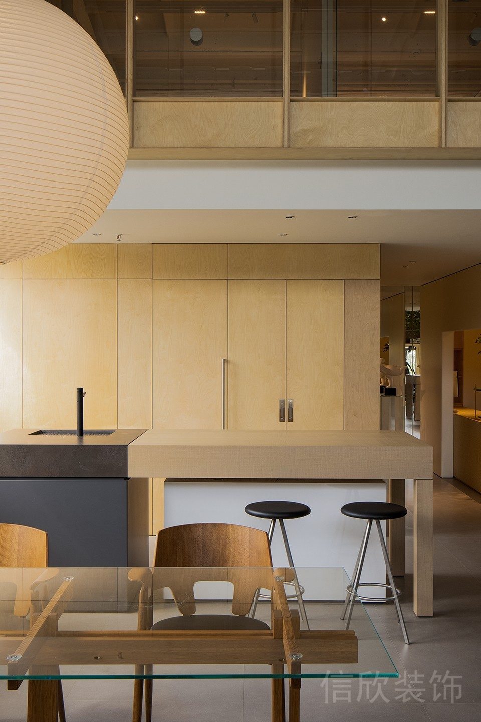 透明玻璃面板辦公室茶水間設(shè)計