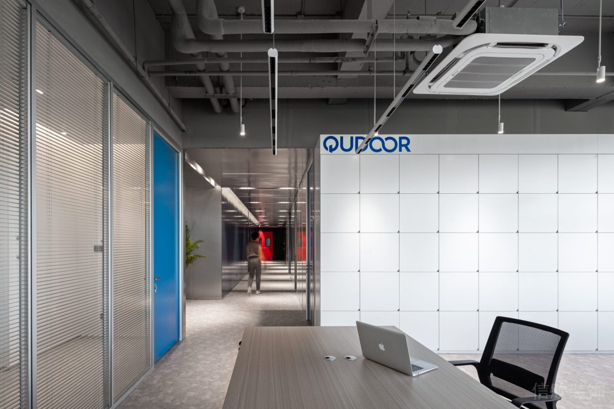 現(xiàn)代工業(yè)風(fēng)辦公空間開(kāi)放辦公區(qū)白色柜體裝修設(shè)計(jì)