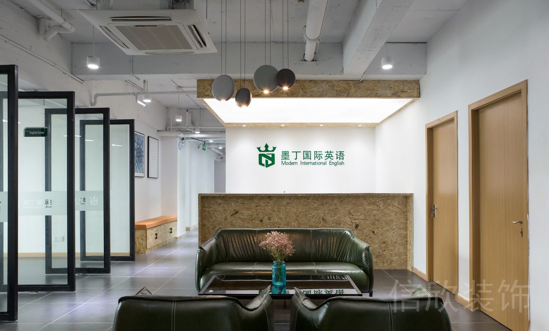 雪松大廈墨丁國際英語前臺區白色形象墻裝修設計