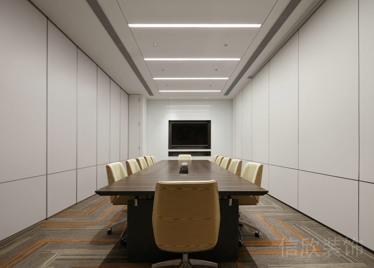 原木風(fēng)現(xiàn)代風(fēng)格辦公空間白色會(huì)議室裝修設(shè)計(jì).jpg
