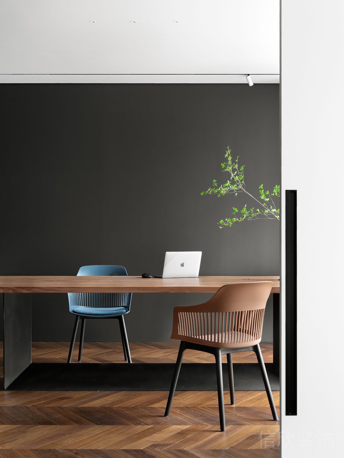 質(zhì)樸現(xiàn)代簡約風(fēng)辦公空間接待黑色背景墻裝修設(shè)計