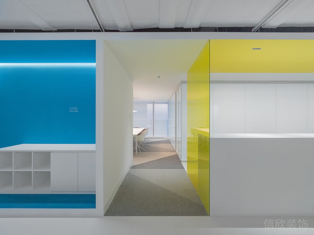產(chǎn)品研發(fā)區(qū)域過道黃藍對稱走廊設(shè)計
