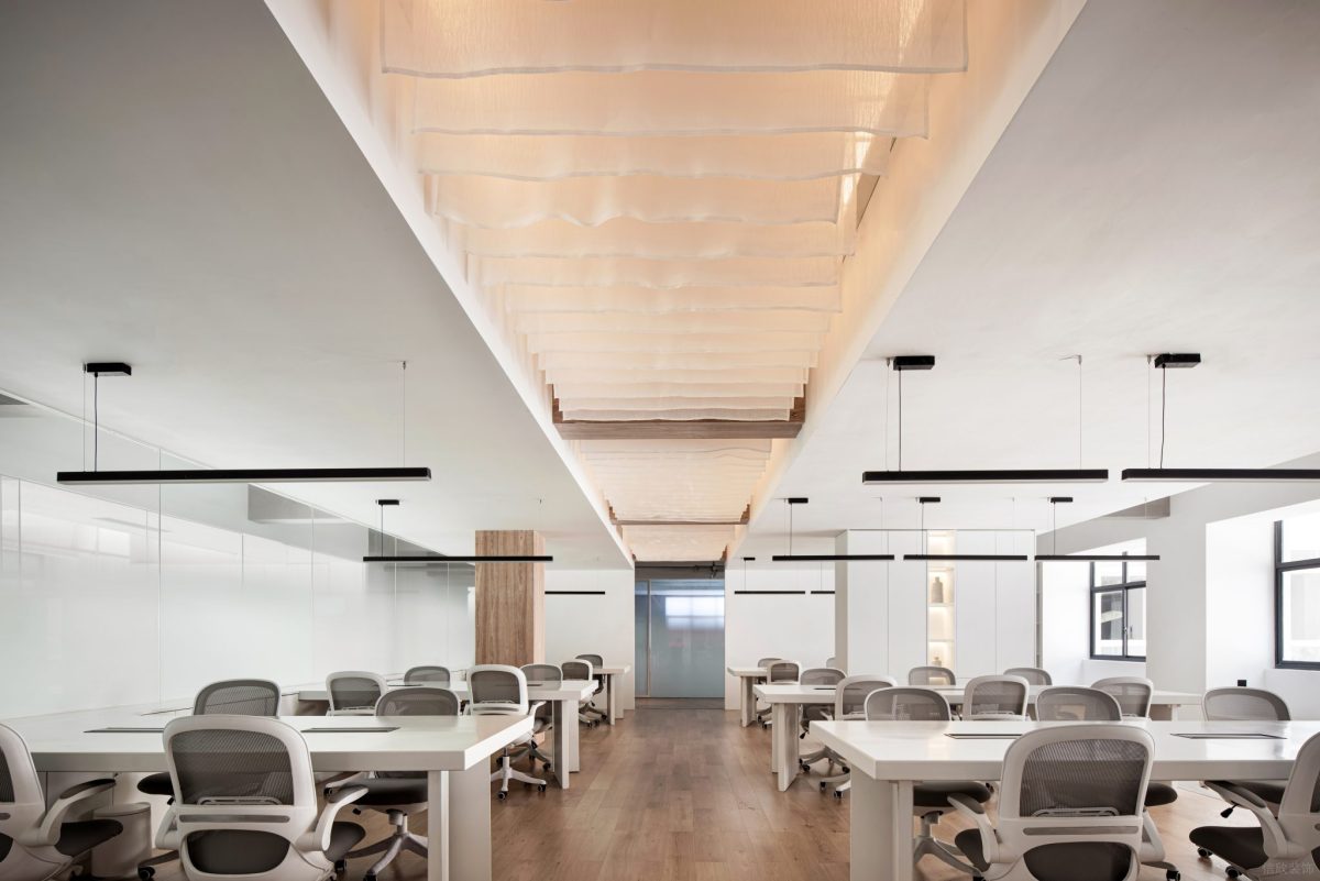 對稱式多人辦公室裝修設(shè)計(jì)員工工作區(qū)