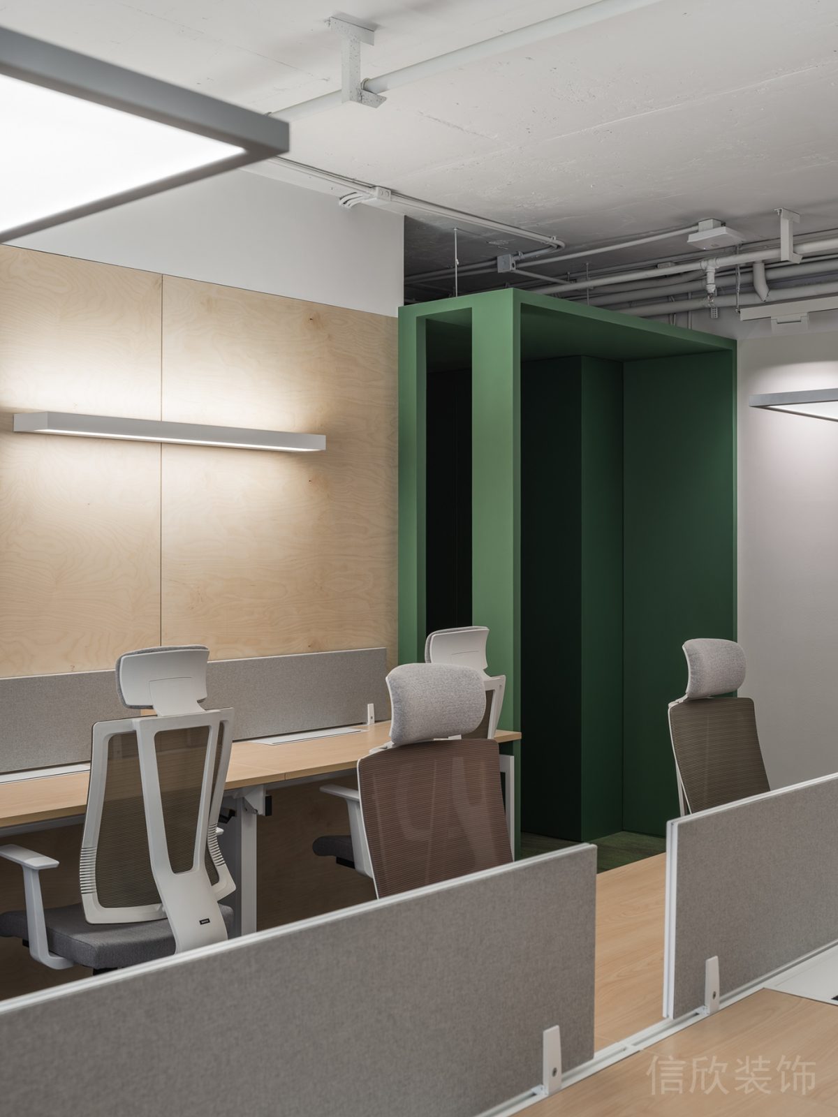 員工研發(fā)區(qū)域多人協(xié)作平臺(tái)綠黃撞色工業(yè)風(fēng)設(shè)計(jì)辦公室裝修