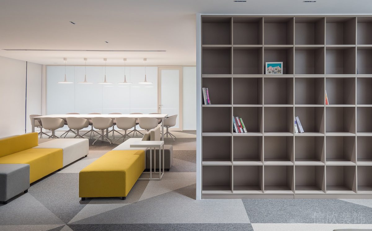 格子柜墻收納空間現(xiàn)代簡(jiǎn)約辦公室裝修圖