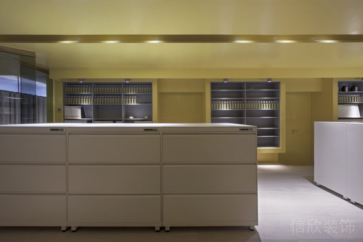 半墻柜體設(shè)計(jì)黃色辦公室儲(chǔ)物室收納倉(cāng)庫(kù)裝修