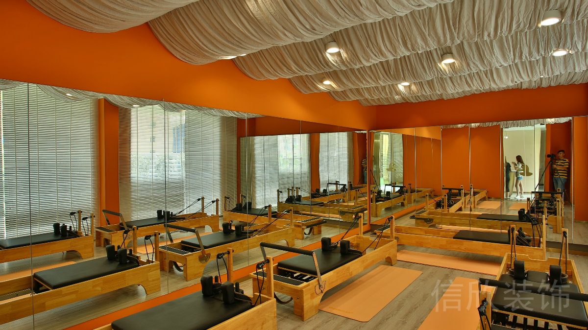 橙色普拉提核心床團(tuán)課多人教室創(chuàng)意褶皺天花吊頂木質(zhì)設(shè)計(jì)圖
