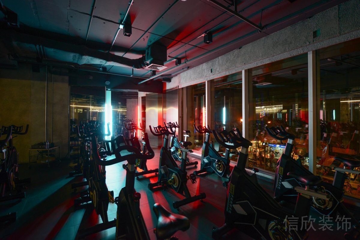 動感自行車工業(yè)風(fēng)玻璃隔斷健身房裝修