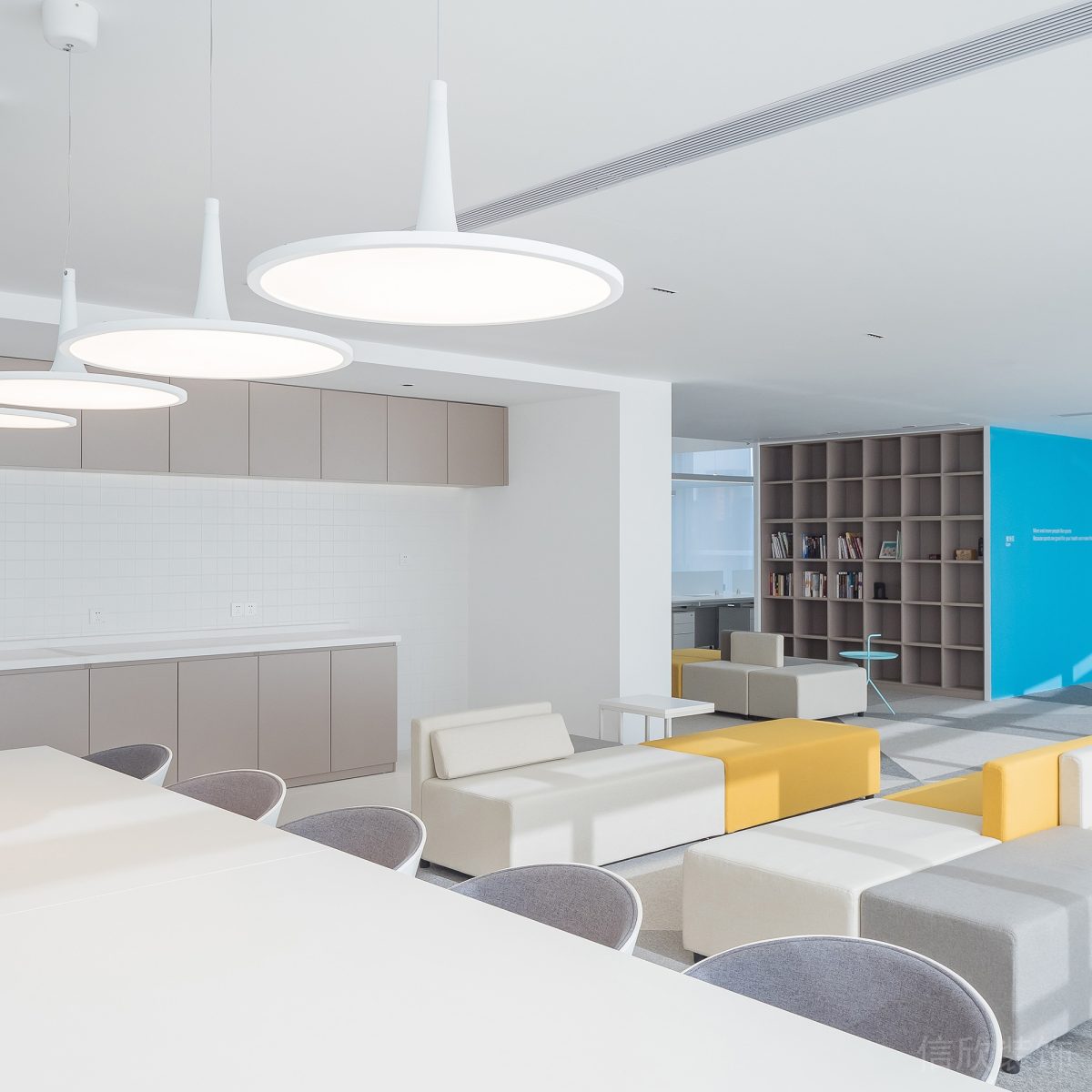 簡約風(fēng)黃藍撞色辦公室會議室裝修設(shè)計