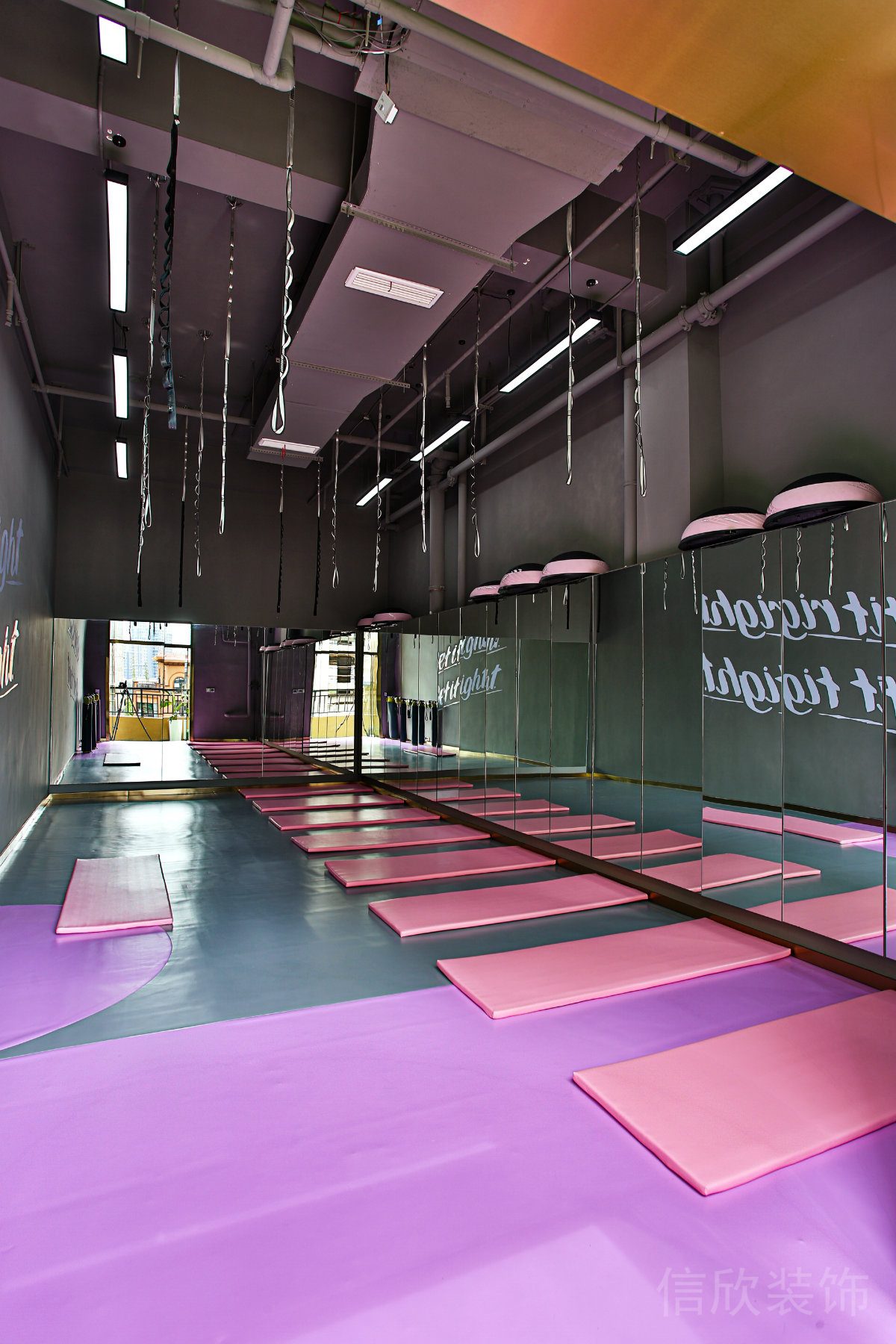 粉色空中瑜伽教室裝修瑜伽機(jī)構(gòu)裝修