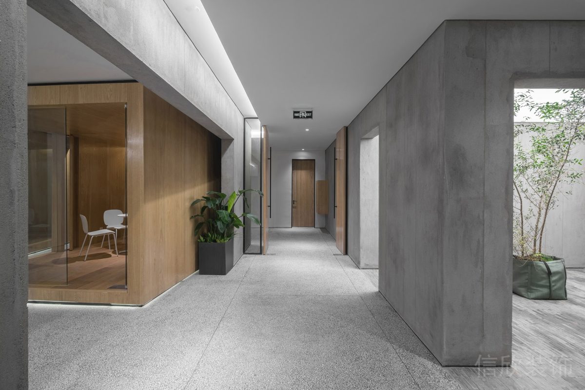 工業(yè)風辦公室木質獨立洽談室走廊裝修