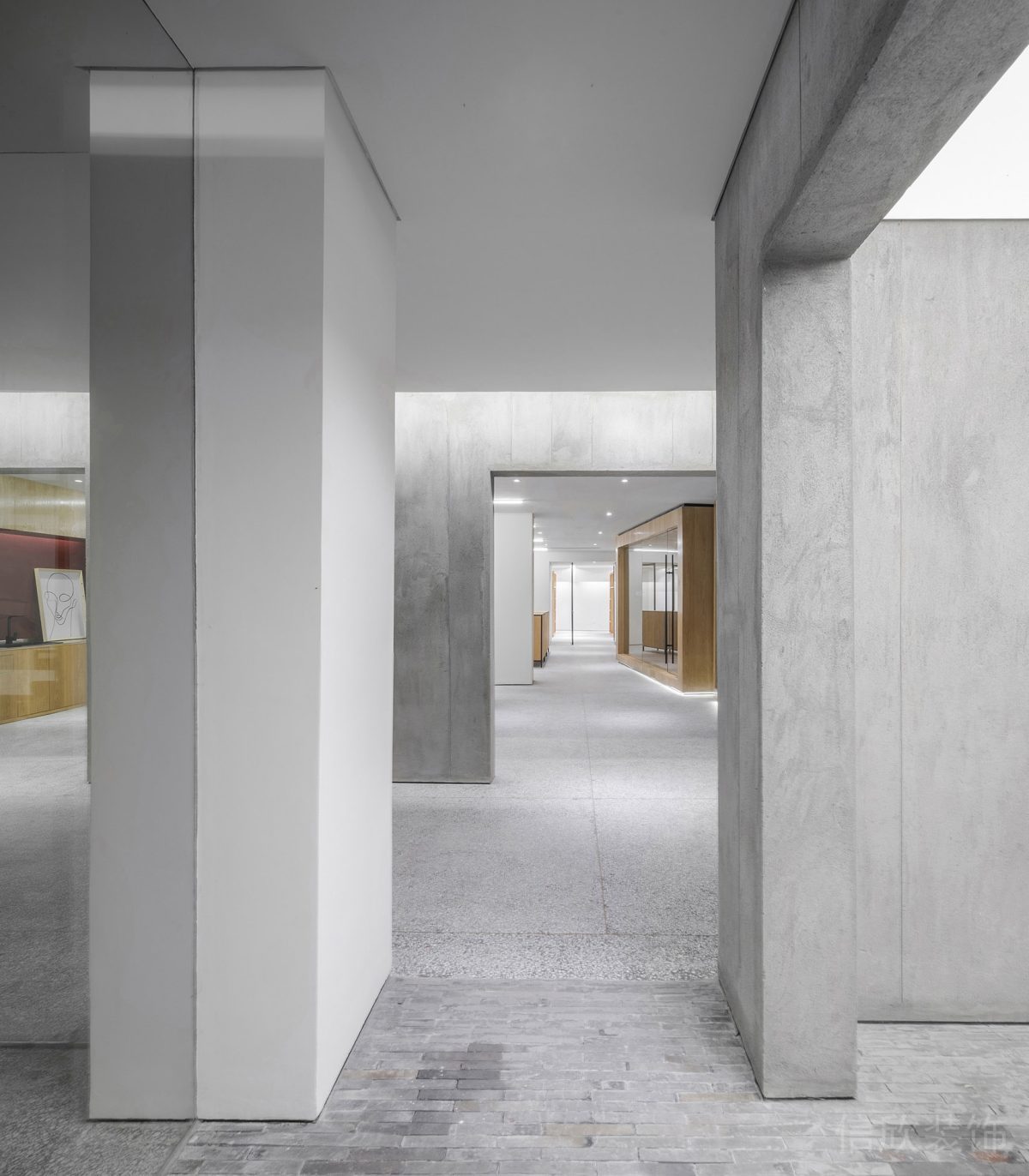 工業(yè)風現(xiàn)代辦公室裝修設計灰色走廊效果圖