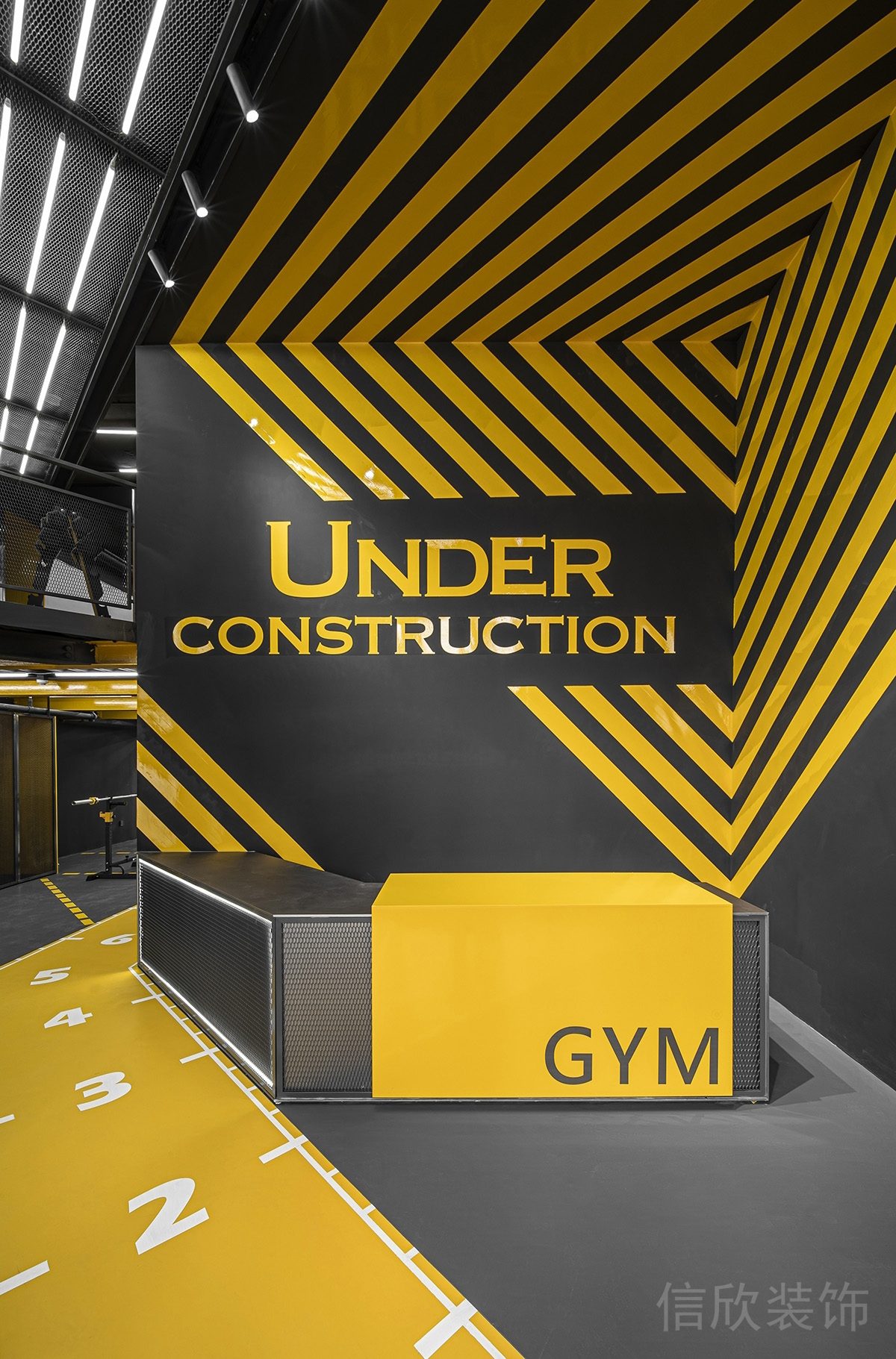 黃色條紋灰色面板鋁合金半開(kāi)放式前臺(tái)健身房設(shè)計(jì)