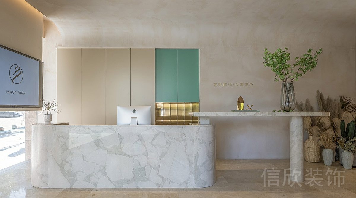 弧形內(nèi)嵌式燈帶天花板裝修設(shè)計(jì)瑜伽機(jī)構(gòu)前臺(tái)