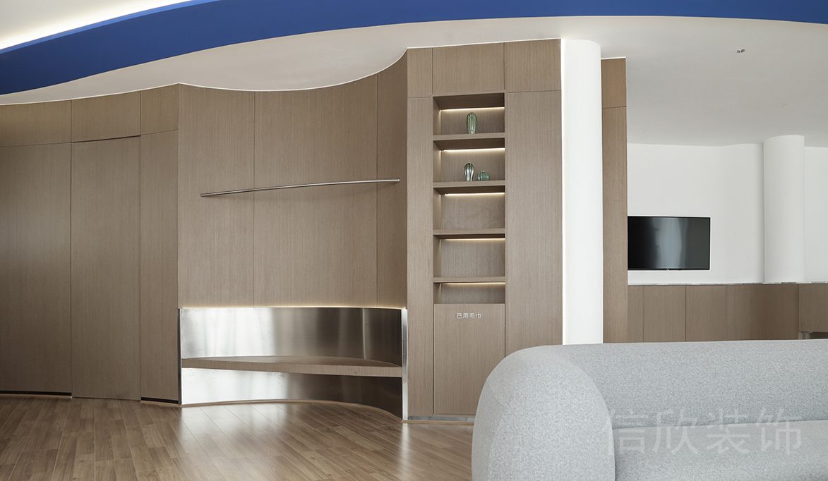 弧形原木墻板設(shè)計鏤空式置物架裝修健身房