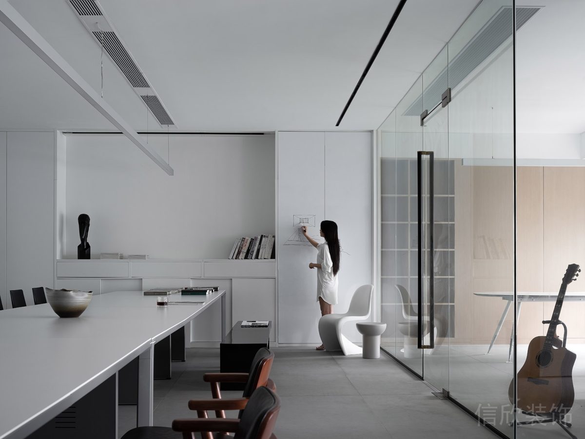 極簡風(fēng)玻璃隔斷辦公室會(huì)議廳裝修設(shè)計(jì)效果