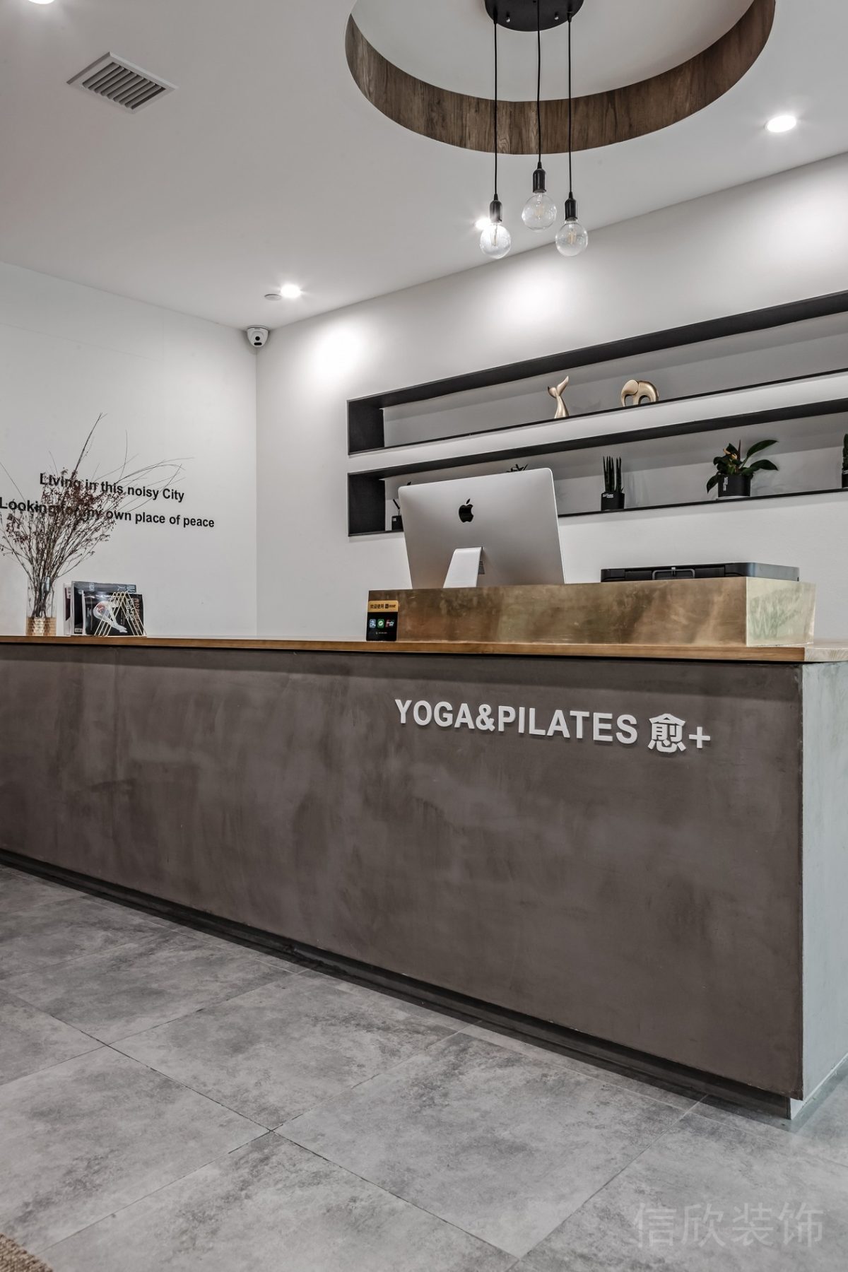 鏤空木質天花設計灰調瑜伽舞蹈機構前臺區(qū)