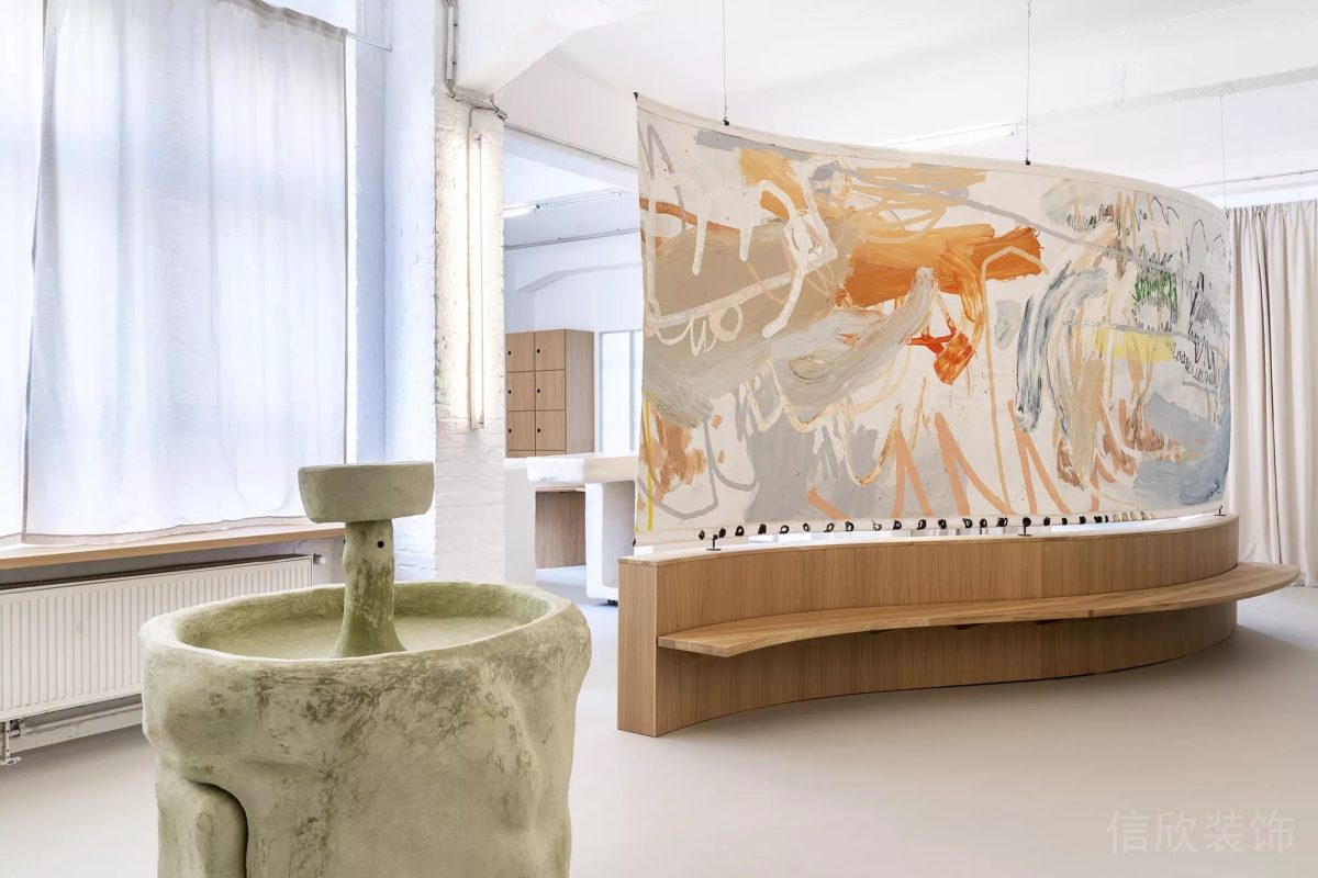 綠色石材洗手池噴泉設(shè)計(jì)木質(zhì)過(guò)道休息區(qū)