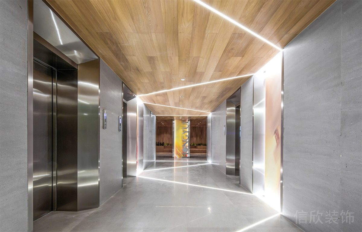 內(nèi)嵌式放射燈飾木質(zhì)天花辦公室電梯等候區(qū)設(shè)計(jì)