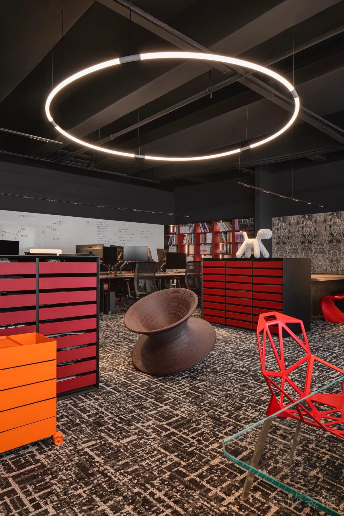 現(xiàn)代工業(yè)風(fēng)強(qiáng)調(diào)色柜子辦公室裝修設(shè)計(jì)