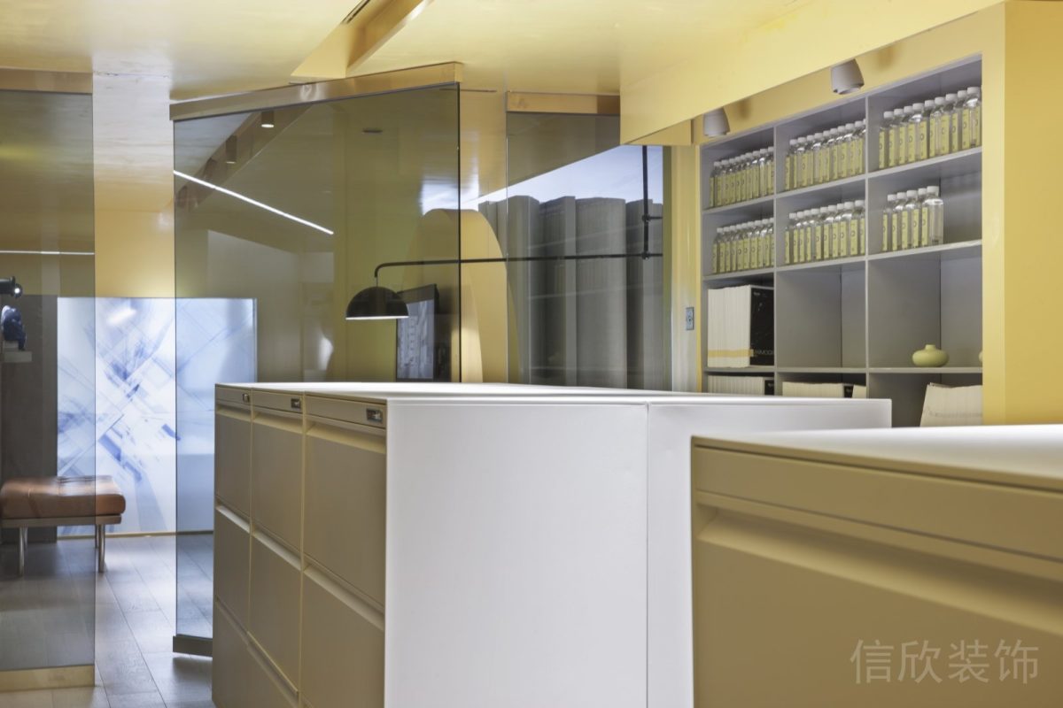 旋轉(zhuǎn)遮光暗色玻璃簡(jiǎn)約鞥裝修設(shè)計(jì)辦公室