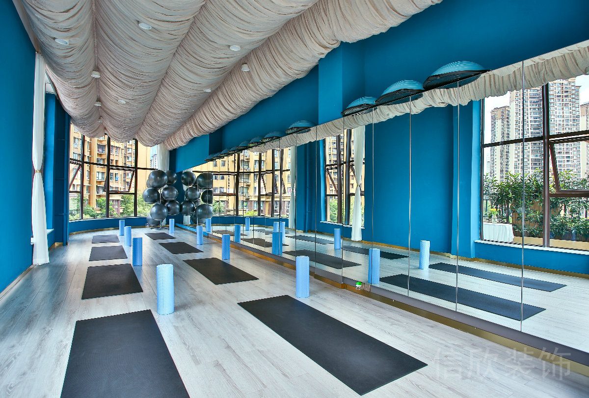 瑜伽機(jī)構(gòu)藍(lán)色天花設(shè)計(jì)鏡面裝修設(shè)計(jì)