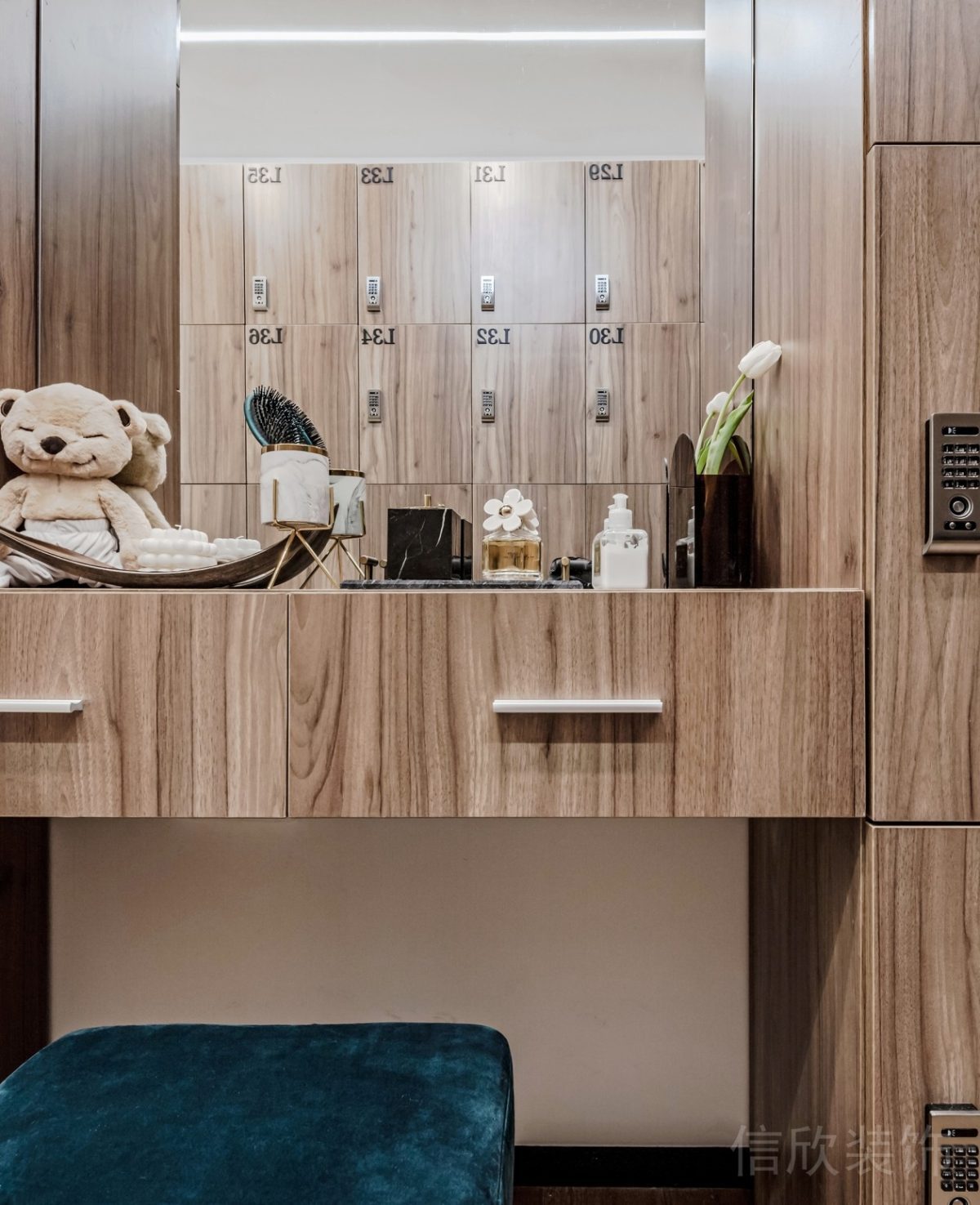 瑜伽機(jī)構(gòu)梳妝臺(tái)休息區(qū)鏡面定制一體式設(shè)計(jì)