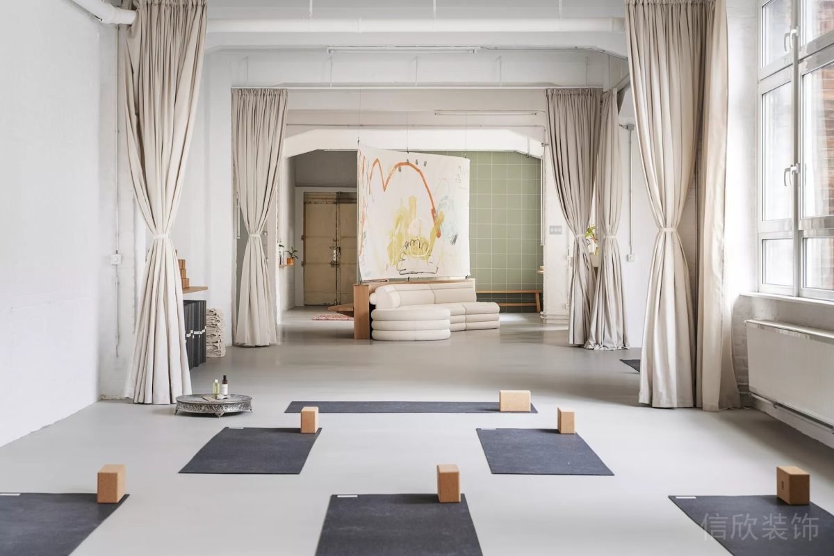 瑜伽教室裝修設(shè)計(jì)自然光線(xiàn)玻璃窗戶(hù)