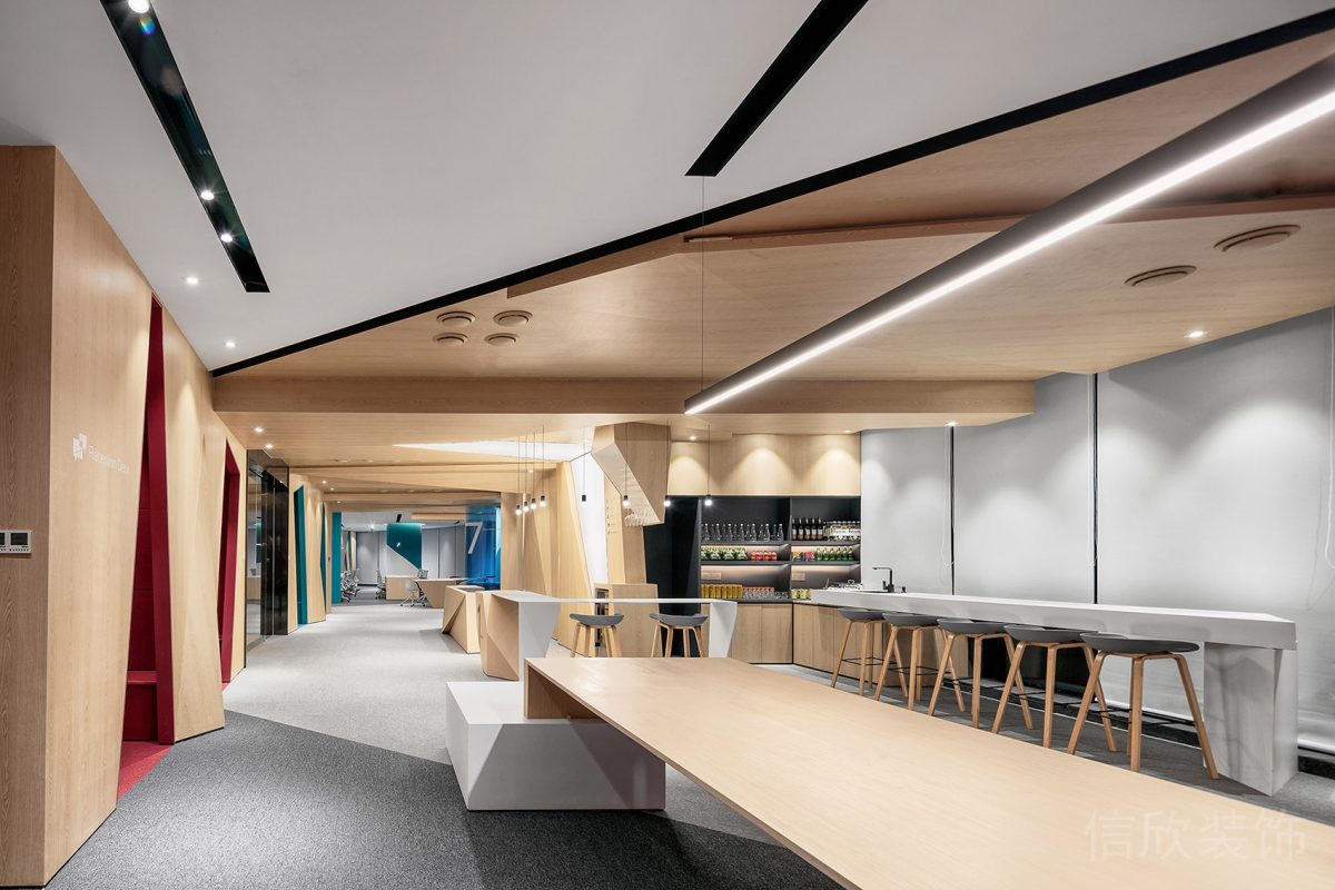 原木風(fēng)幾何天花斜面設(shè)計(jì)環(huán)繞式休息區(qū)辦公室裝修